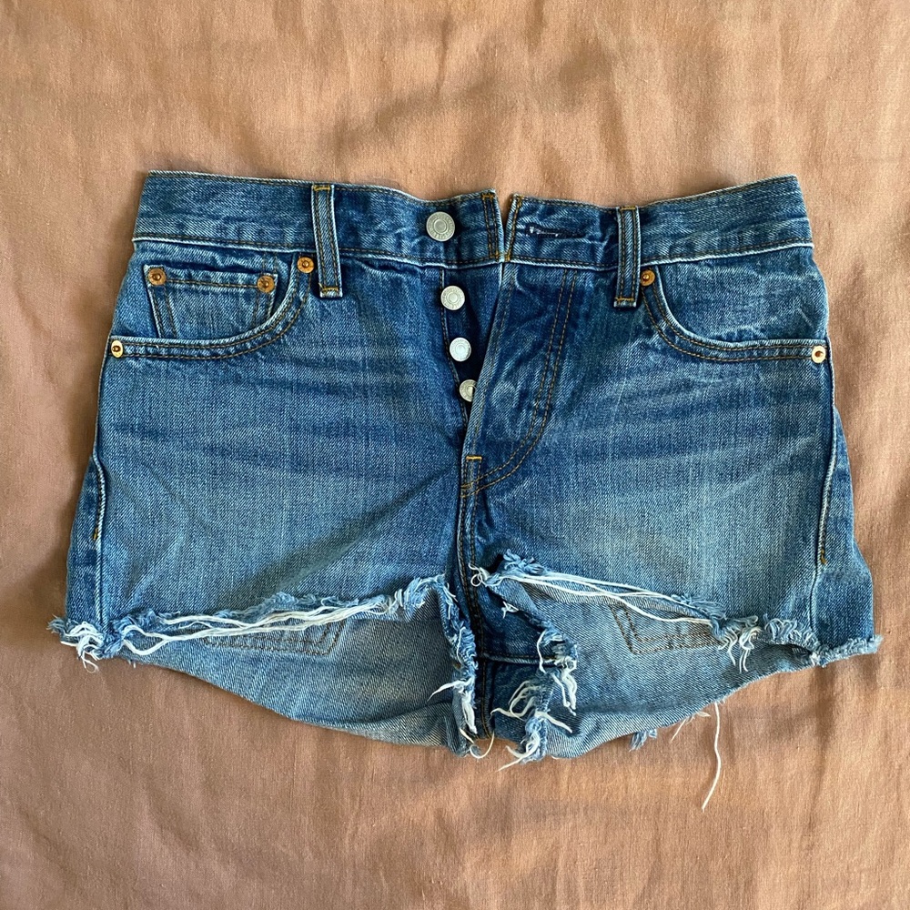 Levi’s cut off denim shorts